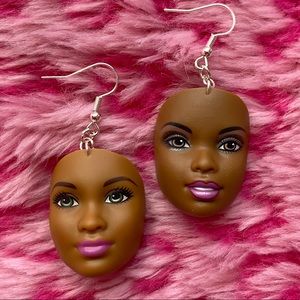 BARBIE FACE/HEAD EARRINGS💚
